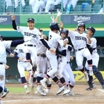 高校野球兵庫大会決勝で、明石商にサヨナラ勝ちし、歓喜に沸く社ナイン＝２０２３年７月、ほっともっとフィールド神戸