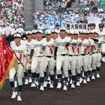 開会式で堂々と行進する報徳学園の選手＝７日午前、西宮市の甲子園球場（撮影・小林良多）