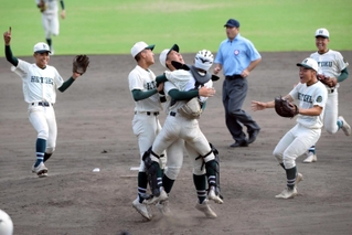 ２０２３年秋季県高校野球大会で最後の打者を打ち取り、マウンド上で抱き合って喜ぶ報徳の選手たち＝同年１０月、姫路市ウインク球場