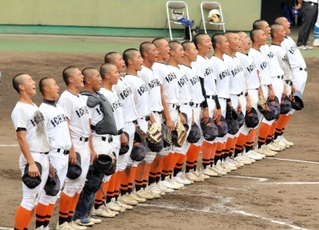 ６年ぶりの８強入りを決め、校歌を歌う市尼崎ナイン＝２１日、姫路市ウインク球場