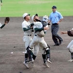 ２０２３年秋季県高校野球大会で最後の打者を打ち取り、マウンド上で抱き合って喜ぶ報徳の選手たち＝同年１０月、姫路市ウインク球場