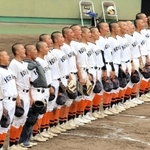 ６年ぶりの８強入りを決め、校歌を歌う市尼崎ナイン＝２１日、姫路市ウインク球場