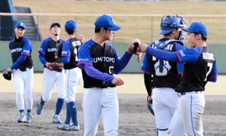 前回大会で頂点に立った住友電工伊丹の選手たち＝２０２３年１１月、姫路市ウインク