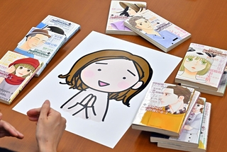 自身の似顔絵を前に、思いを語る海野つなみさん＝神戸市中央区（撮影・斎藤雅志）