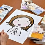 自身の似顔絵を前に、思いを語る海野つなみさん＝神戸市中央区（撮影・斎藤雅志）