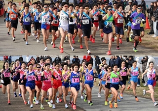 一斉にスタートする男子（上）と女性の選手たち＝２０２４年２月４日、加古川市の加古川河川敷マラソンコース