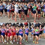 一斉にスタートする男子（上）と女性の選手たち＝２０２４年２月４日、加古川市の加古川河川敷マラソンコース