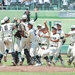 ６年ぶりの優勝を決め、喜びを爆発させる報徳の選手たち＝２０２４年７月２８日、ほっともっとフィールド神戸