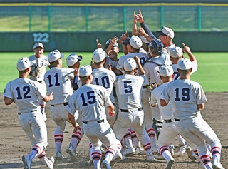 昨年の秋季県高校野球大会で１７年ぶりの優勝を飾り、喜びを爆発させる東洋大姫路ナイン＝２０２４年１０月５日、明石トーカロ
