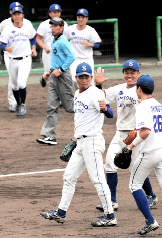 ２年連続３度目の優勝を決め、喜び合う住友電工伊丹の選手ら＝２０２４年１１月、姫路市ウインク球場