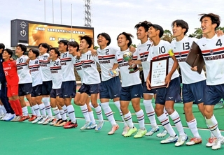 ２０２４年の全国高校サッカー兵庫県予選で頂点に立った滝川第二イレブン＝同年１１月、神戸市須磨区、ユニバー記念競技場