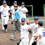 ２年連続３度目の優勝を決め、喜び合う住友電工伊丹の選手ら＝２０２４年１１月、姫路市ウインク球場