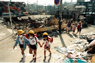 阪神・淡路大震災の被災地で学校に通う子どもたち