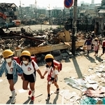 阪神・淡路大震災の被災地で学校に通う子どもたち