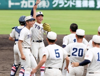 昨年の春季県大会で優勝を決め、マウンドに集まる東洋大姫路の選手たち＝２０２５年５月１０日、明石トーカロ球場