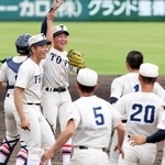 昨年の春季県大会で優勝を決め、マウンドに集まる東洋大姫路の選手たち＝２０２５年５月１０日、明石トーカロ球場