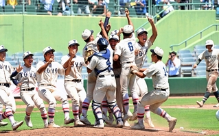 優勝を決めマウンド上で喜ぶ東洋大姫路ナイン＝２０２５年７月２８日、ほっともっとフィールド神戸