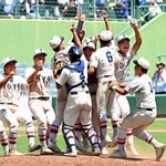 優勝を決めマウンド上で喜ぶ東洋大姫路ナイン＝２０２５年７月２８日、ほっともっとフィールド神戸