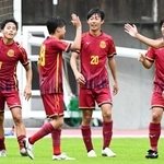昨年の大会で優勝して喜ぶ神戸弘陵イレブン＝２０２５年１１月９日、三木市の三木総合防災公園