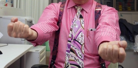 障害のセルフチェック　肘の伸び具合確認を