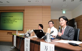 ｉＰＳ細胞由来網膜シート移植に関する臨床研究について説明する神戸アイセンター病院の（右から）万代道子医師、平見恭彦副院長、栗本康夫病院長＝神戸市立医療センター中央市民病院（撮影・後藤亮平）