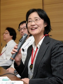 ｉＰＳ細胞由来網膜シート移植に関する臨床研究について説明する神戸アイセンター病院の（右から）万代道子医師、平見恭彦副院長、栗本康夫病院長＝９日夜、神戸市立医療センター中央市民病院（撮影・後藤亮平）