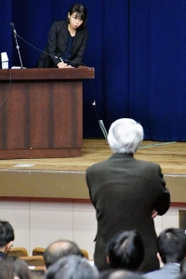 厚労省担当者の説明に対し、質問を投げかける病院関係者＝神戸市中央区下山手通５