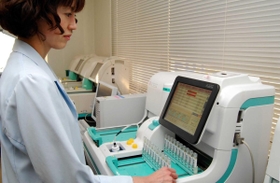 郵送された検体が並ぶ検査機器＝神戸市東灘区御影本町６、兵庫県予防医学協会