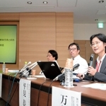 ｉＰＳ細胞由来網膜シート移植に関する臨床研究について説明する神戸アイセンター病院の（右から）万代道子医師、平見恭彦副院長、栗本康夫病院長＝神戸市立医療センター中央市民病院（撮影・後藤亮平）
