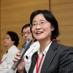 ｉＰＳ細胞由来網膜シート移植に関する臨床研究について説明する神戸アイセンター病院の（右から）万代道子医師、平見恭彦副院長、栗本康夫病院長＝９日夜、神戸市立医療センター中央市民病院（撮影・後藤亮平）