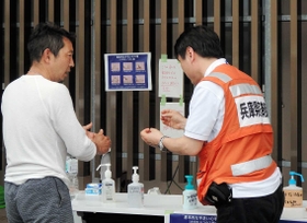 熊本地震の際、益城町の避難所で消毒指導を行う兵庫県薬剤師会のメンバーら（兵庫県薬剤師会提供）