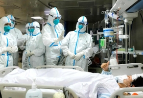 中国・武漢で新型肺炎の患者に対応する医療従事者ら＝２７日（新華社＝共同）