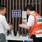 熊本地震の際、益城町の避難所で消毒指導を行う兵庫県薬剤師会のメンバーら（兵庫県薬剤師会提供）