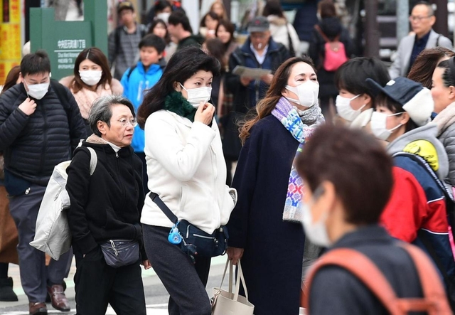 国内でも感染者が相次ぎ確認される中、神戸市内ではマスクを着けて歩く人の姿が目立つように。街のコンビニなどではマスクが品薄状態になっている＝１月３０日、神戸市中央区（撮影・秋山亮太）