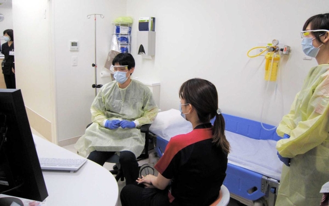 新型コロナウイルスなどに感染した疑いのある患者を想定した兵庫県立丹波医療センターの訓練＝丹波市氷上町石生（同センター提供）