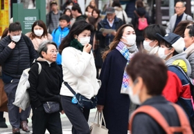 国内でも感染者が相次ぎ確認される中、神戸市内ではマスクを着けて歩く人の姿が目立つように。街のコンビニなどではマスクが品薄状態になっている＝１月３０日、神戸市中央区（撮影・秋山亮太）
