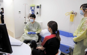 新型コロナウイルスなどに感染した疑いのある患者を想定した兵庫県立丹波医療センターの訓練＝丹波市氷上町石生（同センター提供）