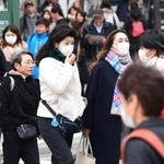国内でも感染者が相次ぎ確認される中、神戸市内ではマスクを着けて歩く人の姿が目立つように。街のコンビニなどではマスクが品薄状態になっている＝１月３０日、神戸市中央区（撮影・秋山亮太）