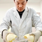 抗体作りに使われるダチョウの卵＝京都府精華町、京都府立大学精華キャンパス