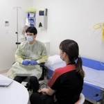 新型コロナウイルスなどに感染した疑いのある患者を想定した兵庫県立丹波医療センターの訓練＝丹波市氷上町石生（同センター提供）