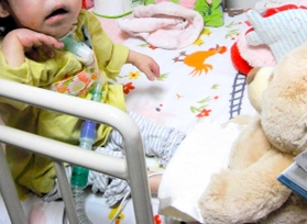 先天性の心臓疾患で医療行為を常に要する女児。感染すれば、重症化しかねない＝神戸市内（家族提供）