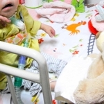 先天性の心臓疾患で医療行為を常に要する女児。感染すれば、重症化しかねない＝神戸市内（家族提供）