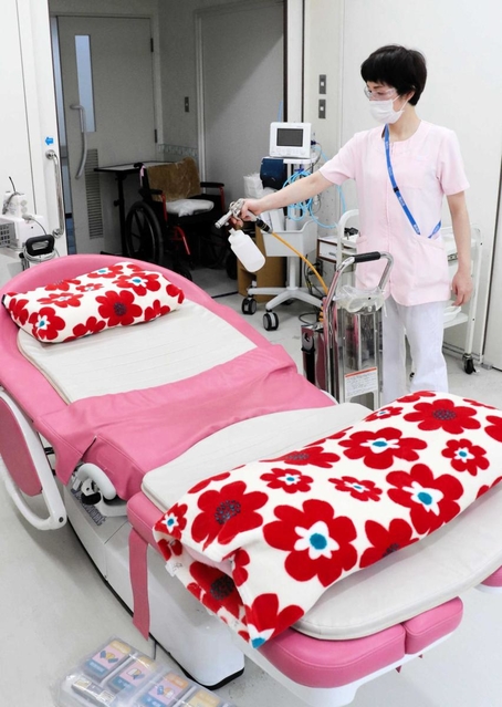 分娩室に消毒液を噴霧する医療スタッフ＝神戸市須磨区戎町３、益子産婦人科医院