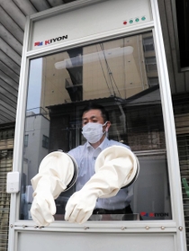ウオークスルー方式の検査で、医師が入って検体を採取するボックス＝神戸市中央区