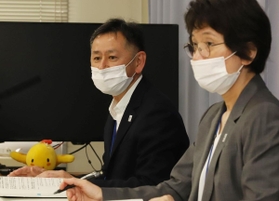 診察医の過失を認め、患者の男性と和解したことを説明する病院局企画課の（左から）柏木英士課長と高松淑美副課長＝２６日午後、神戸市中央区下山手通４（撮影・吉田敦史）