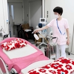 分娩室に消毒液を噴霧する医療スタッフ＝神戸市須磨区戎町３、益子産婦人科医院
