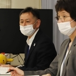 診察医の過失を認め、患者の男性と和解したことを説明する病院局企画課の（左から）柏木英士課長と高松淑美副課長＝２６日午後、神戸市中央区下山手通４（撮影・吉田敦史）