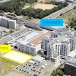 神戸市立医療センター中央市民病院と、その駐車場に整備される新型コロナ重症者専用の臨時病棟の予定地＝神戸市中央区（神戸市提供）