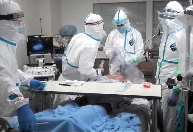 防護具をまとい、重症患者に対応する医療スタッフ＝神戸市中央区港島南町２、市立医療センター中央市民病院（同病院提供）