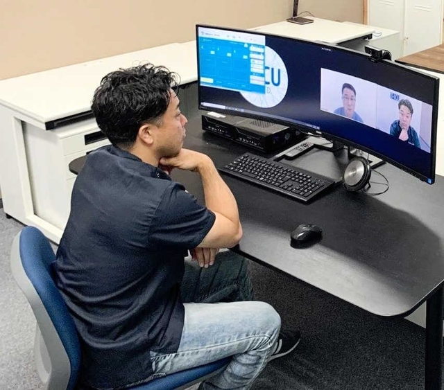 神戸市が導入するシステムを使って医師らと遠隔で意見交換するＴ－ＩＣＵの中西智之社長（左）＝神戸市中央区港島中町２（同社提供）